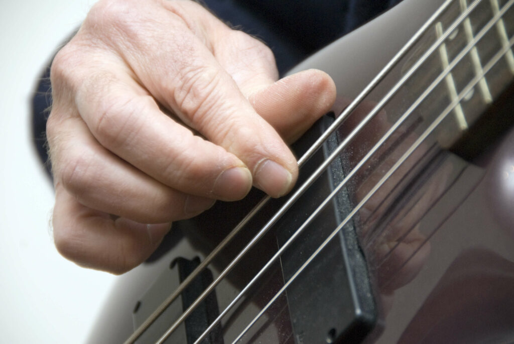 Die enstpannte Haltung der rechten Hand beim E-Bassspiel