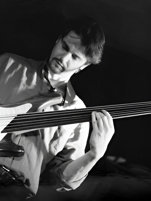 Bassist Vince spielt Fretless-E-Bass auf der Bühne